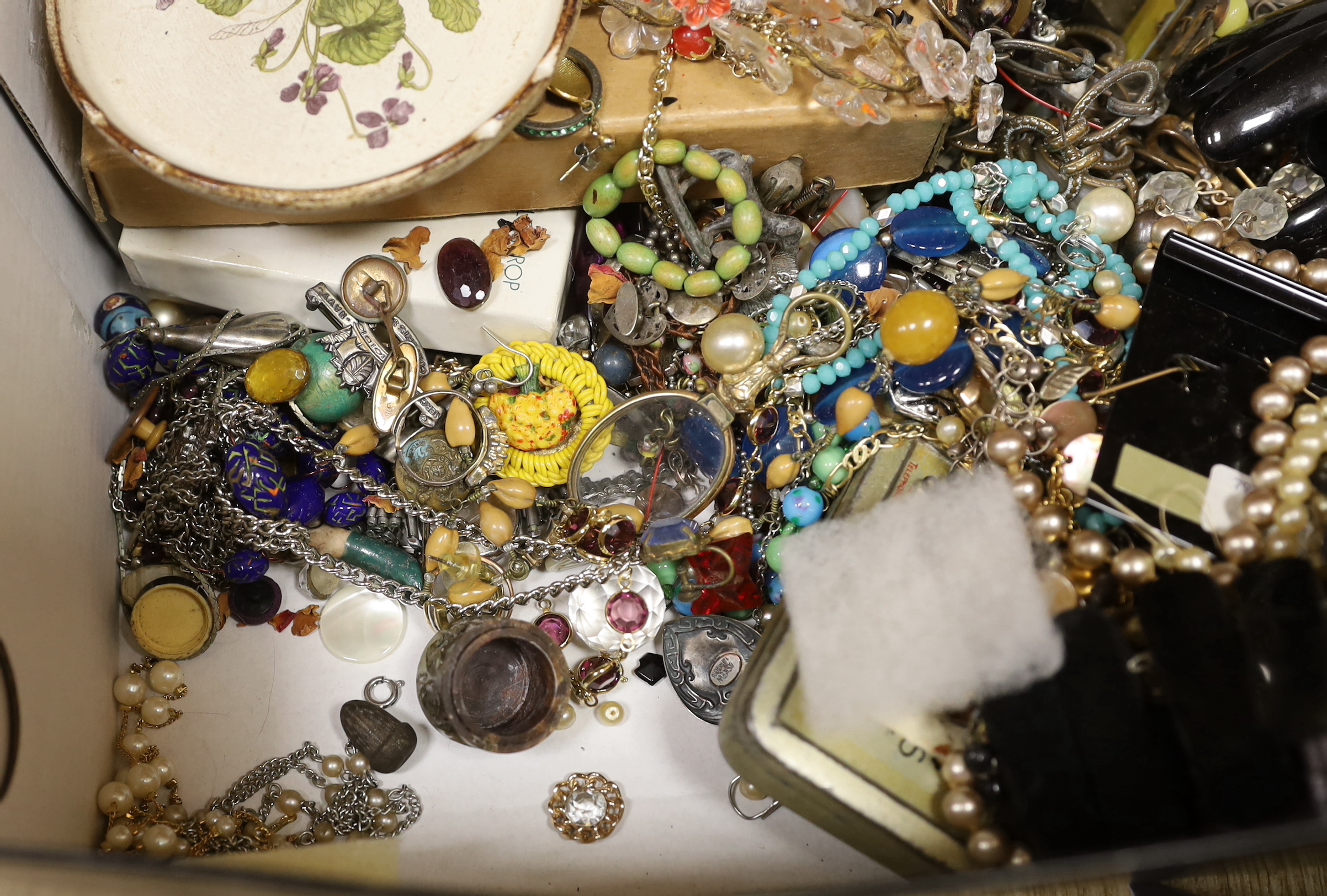 A quantity of assorted costume jewellery.
